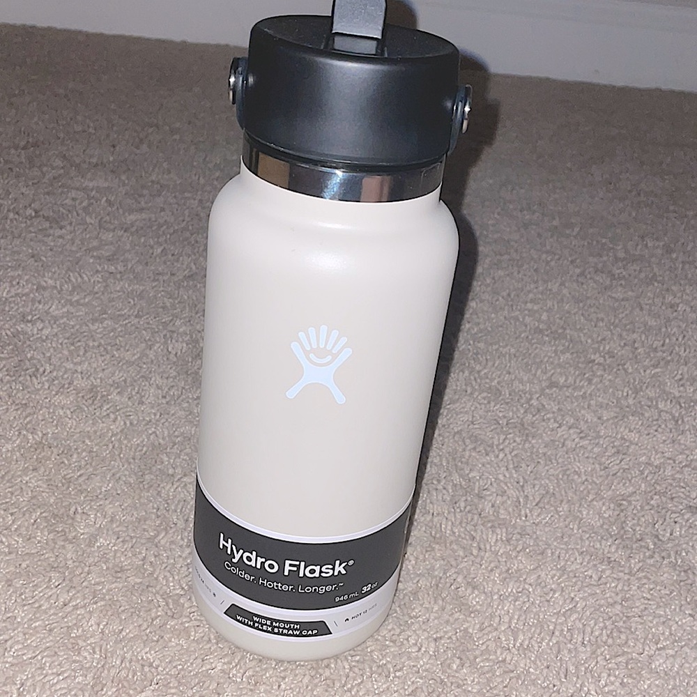 32oz OAT colored hydroflask with graphic indent: love soccer